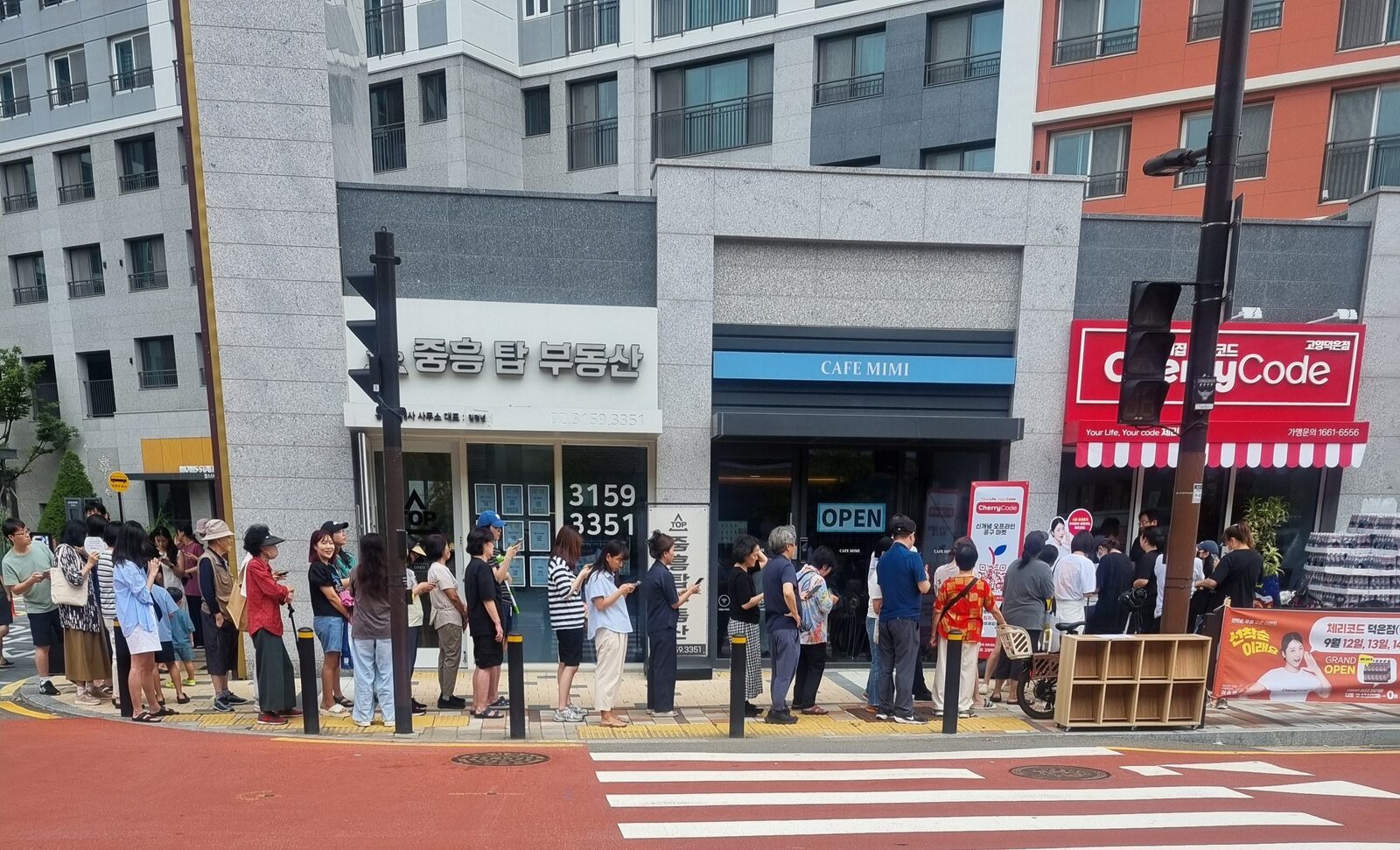 오픈 날 매장 앞에 늘어선 줄