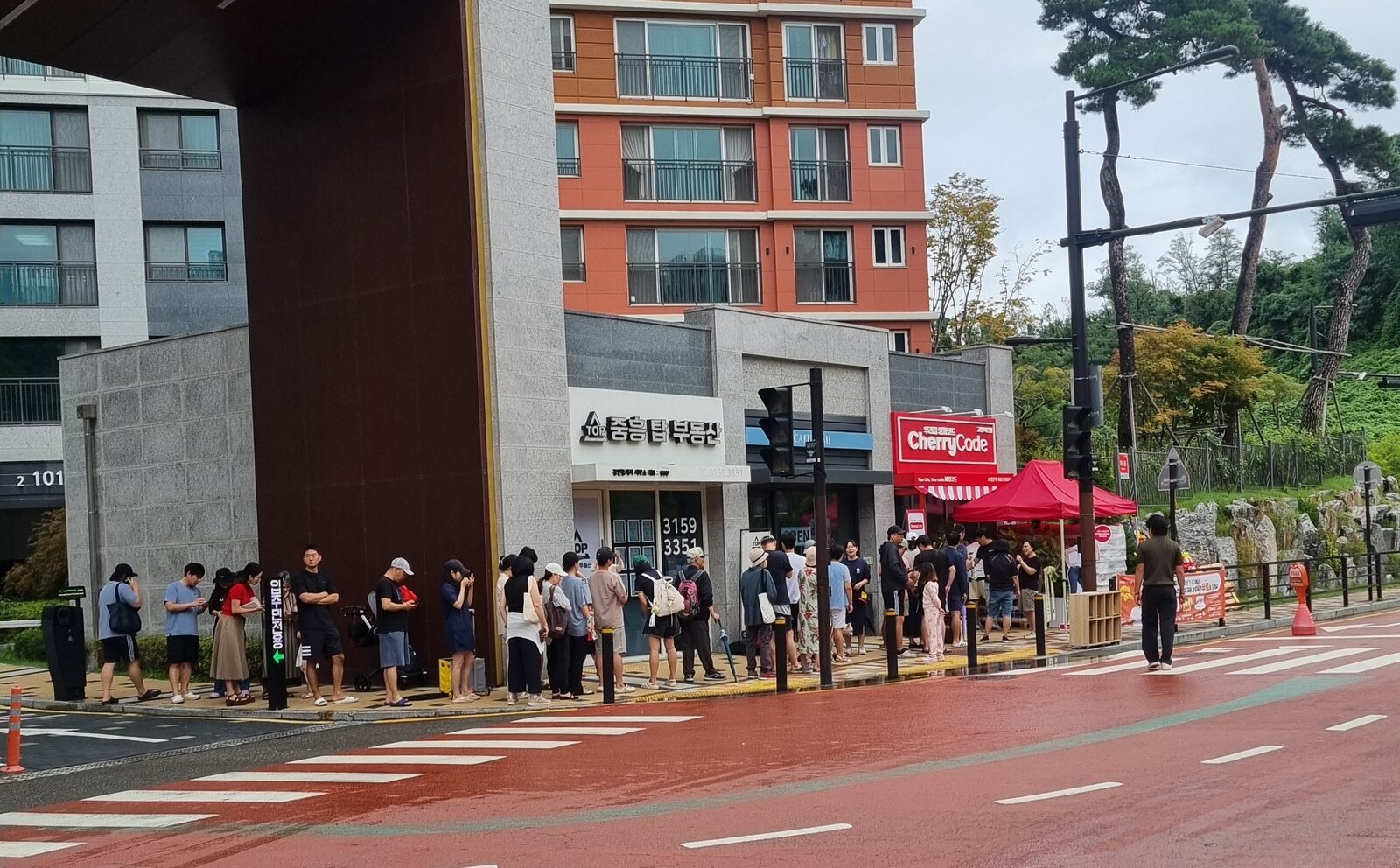 횡단보도 건너까지 이어진 대기 줄